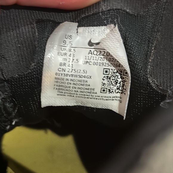 Men’s Nike Sneakers - Picture 4 of 4